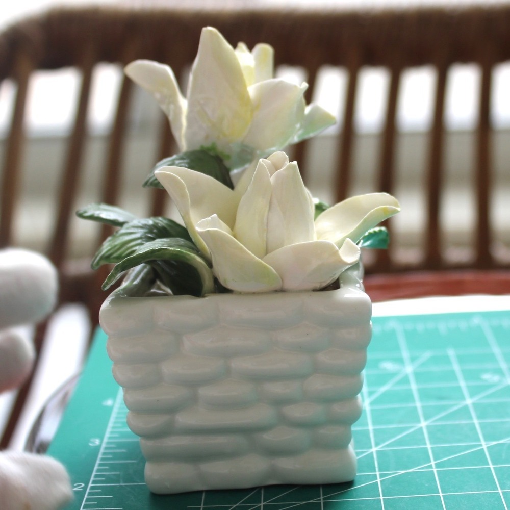 Radnor Bone China Figurine White Flowers‎ Green Leaves Basket Staffordshire - Picture 6 of 14